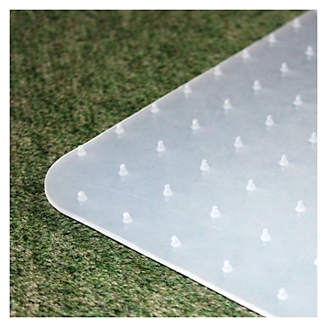 Lichtgrijze transparante plastic mat met kleine noppen op een groene achtergrond.