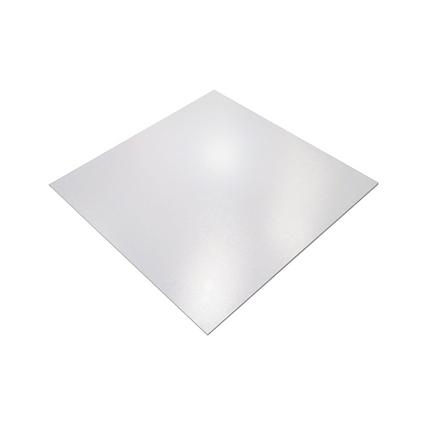 Rechthoekige metalen plaat, lichtjes gekanteld, tegen een witte achtergrond. Het oppervlak reflecteert licht.