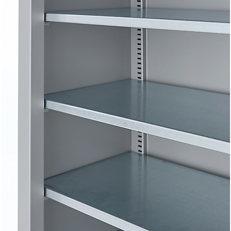 Nahaufnahme von Regalböden in einem grauen Metallregal. Die Regale sind leer, aus Metall und in einer hellen Umgebung.