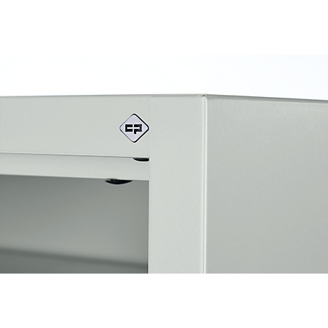 Detailaufnahme einer hellgrauen Metallkante mit Logo 'CP'.