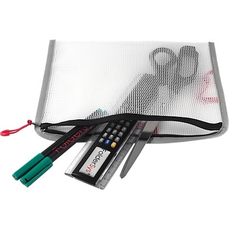 Transparente Federtasche mit Schere, Stiften, Geodreieck und Taschenrechner.