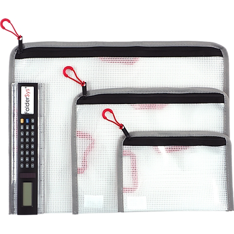 Drei durchsichtige Dokumententaschen unterschiedlicher Größe mit Reißverschluss und rotem Zipper, daneben ein Lineal mit integriertem Taschenrechner.