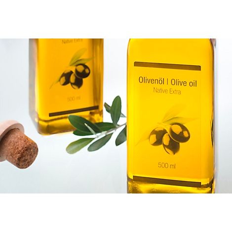 Verpakking van transparante etiketten met opdruk "4" en productbeschrijving. Daarnaast een parfumflesje met een "TESTER" sticker.