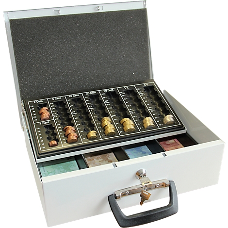 Open kassa met munten en bankbiljetten. Het compartiment voor munten is gemarkeerd. Een sleutel zit in het slot.