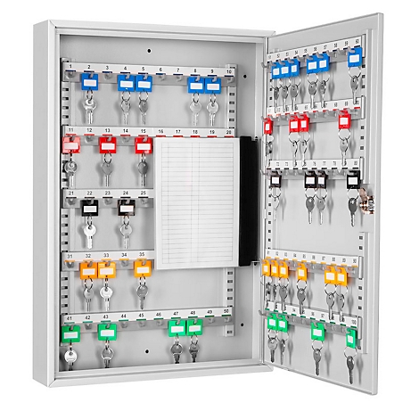 Witte sleutelkast met open deur, gevuld met sleutels en gekleurde labels.