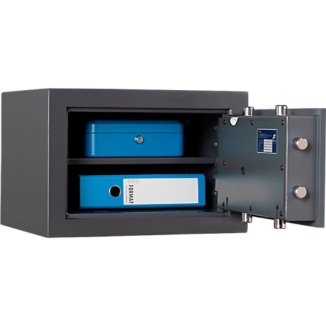 Un coffre-fort ouvert avec un dossier bleu et une cassette. La porte est ouverte, derrière elle on peut voir une plaque métallique avec deux boutons rotatifs.