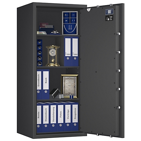 Open zwarte kluisdeur. Binnenin liggen mappen, een klok, sieraden en certificaten.