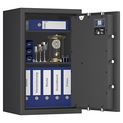 Ein offener, grauer Tresor. Darin Ordner, Uhr, Gläser. Beschriftung: Bank, Versicherung, Rente, Grundbuch, Fotos.