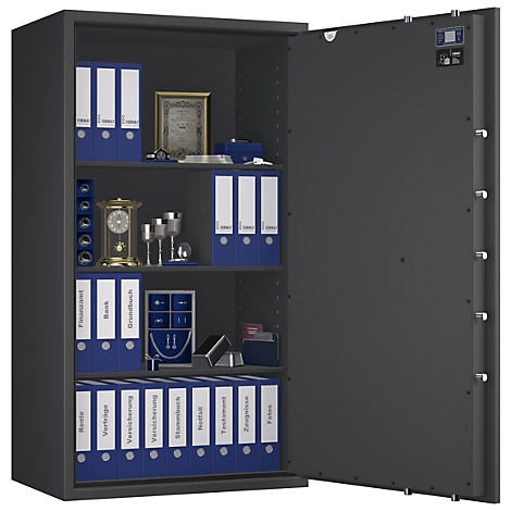 Ein geöffneter, grauer Tresor mit blauen Ordnern, einem goldenen Rahmen, einer Uhr und Silberobjekten auf den Regalen.