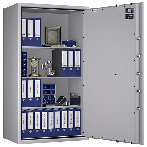 Grauer Tresor, offene Tür, gefüllt mit Ordnern, Dokumenten, Uhren und Gläsern.