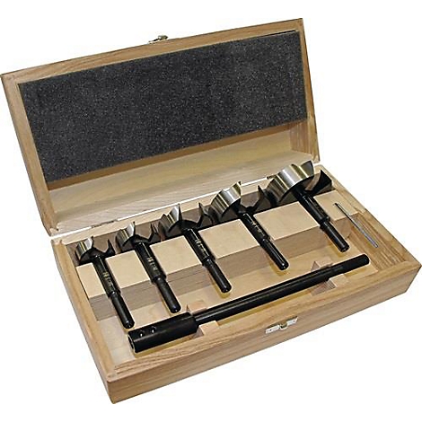 Set houtboren in een open houten kist. Boren met verschillende diameters, naast een lange steel en een geleidepen.