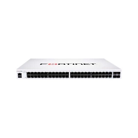 Weißer Netzwerk-Switch mit „Fortinet“-Logo und vielen Anschlüssen. Der Switch ist auf weißem Hintergrund abgebildet.