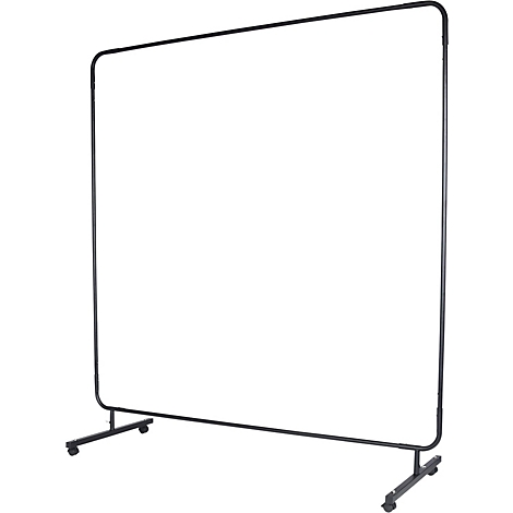 Een zwart, rechthoekig fotostudio achtergrondstandaard, op wielen, tegen een witte achtergrond.