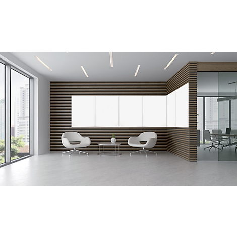 Modern waiting area with white armchairs, a table and windows with a city view.