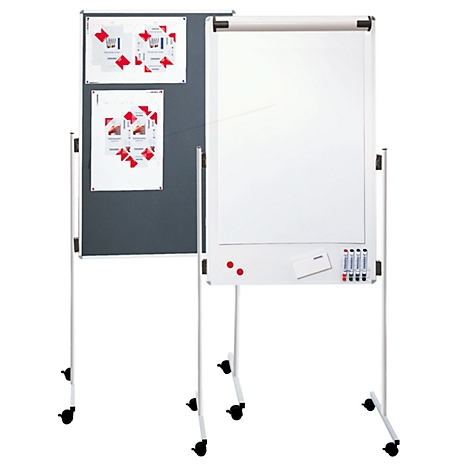Whiteboard mit Pinnwand. Die Pinnwand mit Papier, das mit roten Reißnägeln befestigt ist. Weißes Board mit Stiften, Radiergummi und Magneten.