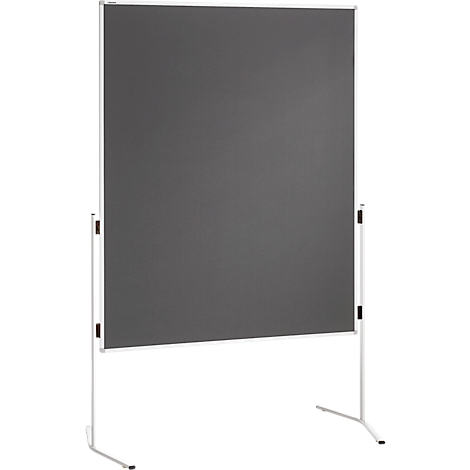 Ein graues, freistehendes Whiteboard mit weißem Gestell. Zwei braune Klammern halten das Board.