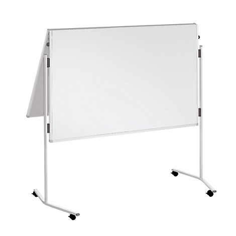 Ein weißes, rollbares Whiteboard mit silbernem Rahmen. Das Board steht auf einem weißen Gestell mit Rollen, der Rahmen ist ebenfalls silberfarben.