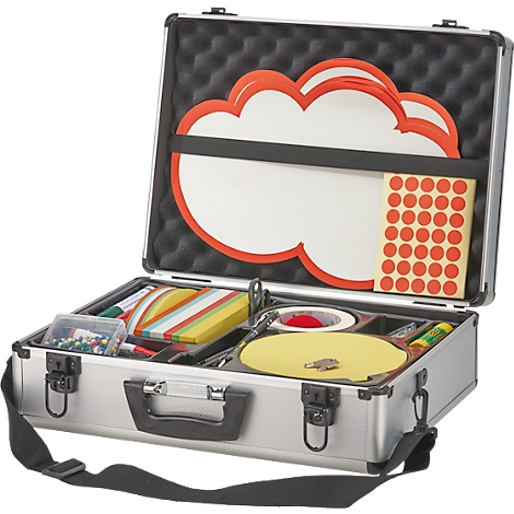Open zilveren koffer gevuld met briefpapier: plaknotities, markers, ronde stickers, wolkenkaart. Zwarte schouderriem.
