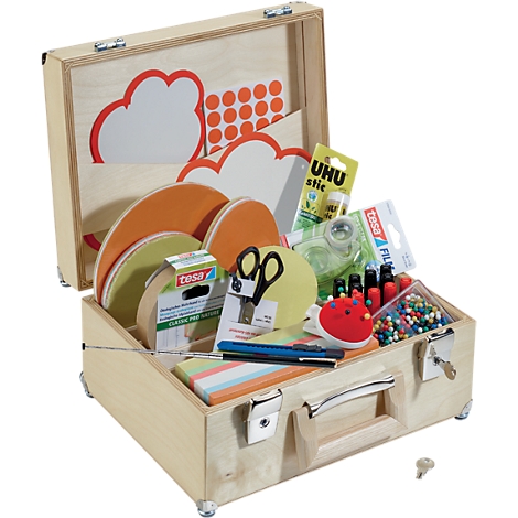 Open houten koffer gevuld met knutselspullen, waaronder ronde kartonnen platen, lijm, schaar en een speldenkussen.