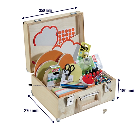 Open houten kist met knutselmateriaal. Afmetingen staan op de kist. Binnenin zitten onder andere papier, schaar, lijm en pennen.