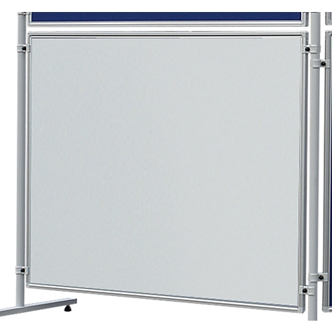 Ein weißes Whiteboard mit silbernen Rahmen und einem blauen Abschnitt am oberen Rand. Es steht auf einem silbernen Gestell.
