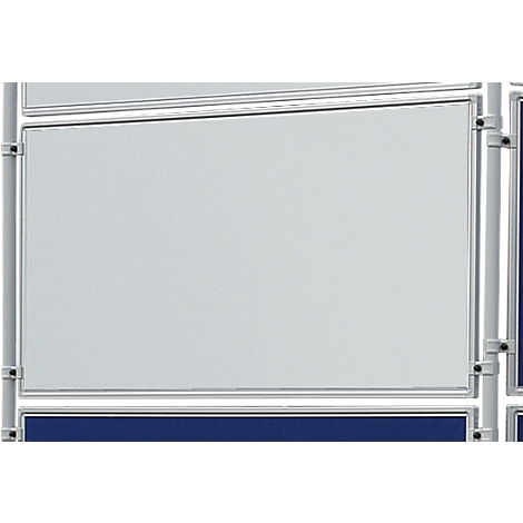 Close-up van witte borden verbonden door metalen frames. De achtergrond is een mix van wit en blauw.