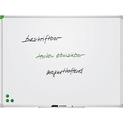 Weißes Whiteboard mit Schriftzügen: Beschriftbar, trocken abwischbar, magnethaftend. Grüne Magnete.