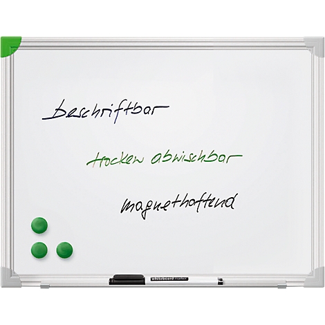 Weißes Whiteboard mit schwarzer und grüner Beschriftung und Magneten.