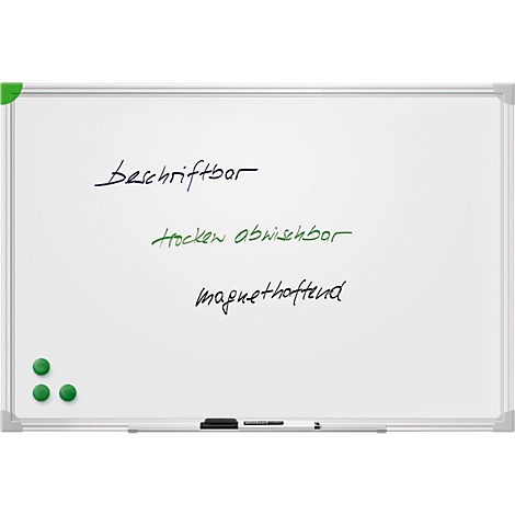 Ein weißes Whiteboard mit Texten in verschiedenen Farben beschriftet. Unten links drei grüne Magnete.