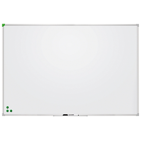 Leere, weiße Tafel mit silbernem Rahmen, drei grüne, runde Magnete unten links.