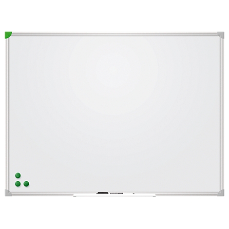 Weißes Whiteboard mit silbernem Rahmen, drei grünen Magneten und einem Stift. Das Board hat einen leeren, sauberen Bereich.