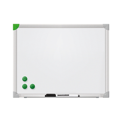 Weißes Whiteboard mit silbernem Rahmen, drei grünen Magneten und einem schwarzen Stift.