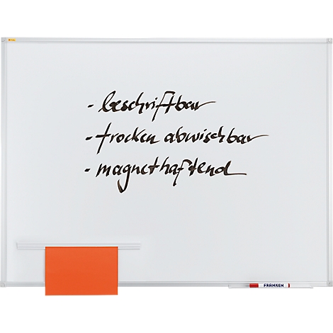 Eine weiße Magnettafel mit handschriftlichen Eigenschaften: beschriftbar, trocken abwischbar, magnethaftend. Unten ein roter Block und ein Stift.
