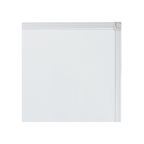 Weißes Whiteboard mit silbernem Rahmen. Eckdetail.