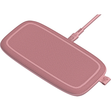 Chargeur sans fil rose. De forme rectangulaire aux coins arrondis, surface texturée. Un câble avec logo s'y connecte.