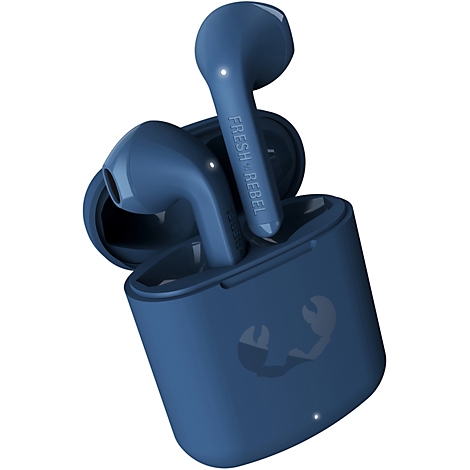 Écouteurs sans fil bleus avec étui de chargement, logo 'Fresh n Rebel'. Gros plan sur les écouteurs.