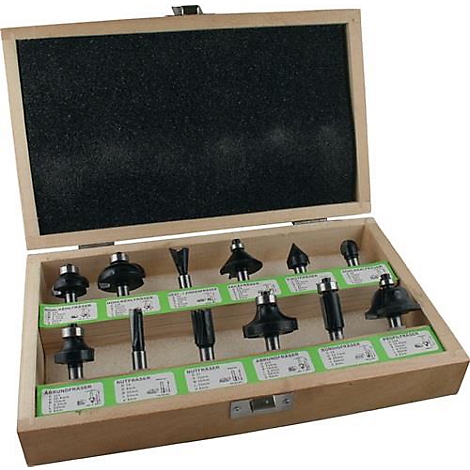 Houten kist met een set houtbewerkingsfreessets. De freessets zijn gerangschikt in een groen compartiment met labels.