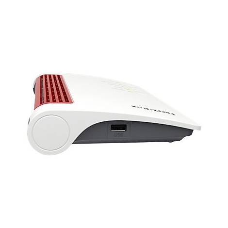 Seitenansicht eines weißen FRITZ!Box Routers mit rotem Belüftungsgitter und sichtbarem USB-Anschluss.