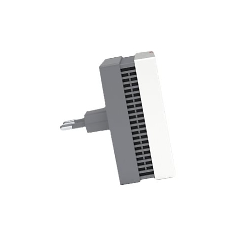 Ein grauer WLAN-Repeater mit weißer Front und Eurostecker, schräg von vorn.