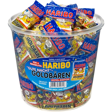 Ein großer, durchsichtiger Behälter voller Haribo Goldbären-Minibeutel. Auf den Beuteln steht "Haribo Goldbären".