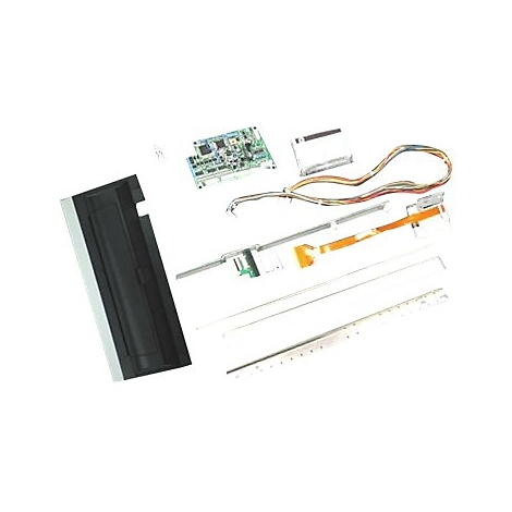 Verschiedene elektronische Bauteile liegen auf weißem Hintergrund: Platine, Kabel, Stecker, Leisten.