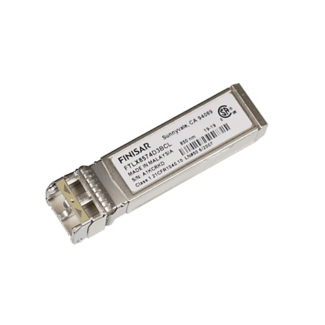 Ein silberner Finisar Glasfaser-Transceiver mit weißem Etikett auf weißem Hintergrund.