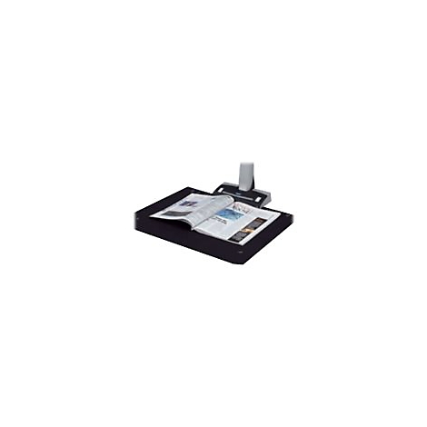 Ein offenes Buch liegt auf einer schwarzen Scanneroberfläche. Ein Scanner ragt über das Buch.