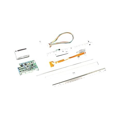 Verschiedene elektronische Komponenten auf weißem Hintergrund: Platine, Kabel, Stecker, Flachbandkabel, Batterie, Metallteile.