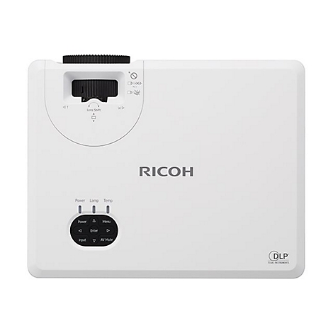 Ein weißer Ricoh-Projektor mit Bedienelementen und Objektivschalter. Das DLP-Logo ist unten rechts zu sehen.