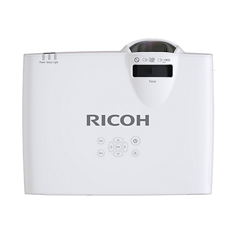 Weißer Projektor mit "RICOH"-Logo. Oben befinden sich Bedienelemente und Fokus-Einstellung. Knöpfe für Menü, Eingabe und Ein/Aus.
