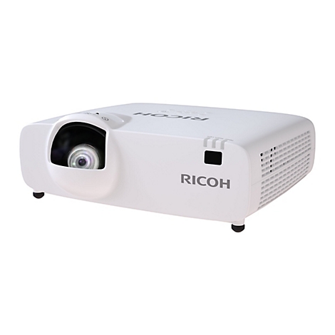 Ein weißer Ricoh-Projektor in der Frontalansicht vor weißem Hintergrund.