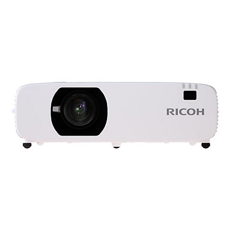 Weißer Ricoh-Projektor in der Vorderansicht mit großem Objektiv und Firmenlogo auf der rechten Seite.