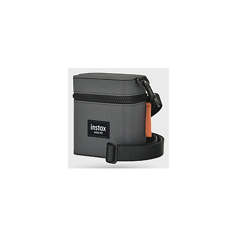 Graue Kameratasche mit schwarzem Reißverschluss, Schultergurt, und orangenem Akzent. Aufschrift: Instax mini 41.