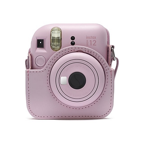 Hellrosa Instax Mini 12 Kamera mit passender Ledertasche, auf weißem Hintergrund.